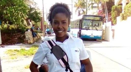 Karla Domínguez en el personaje de Sheila, con uniforme de secundaria