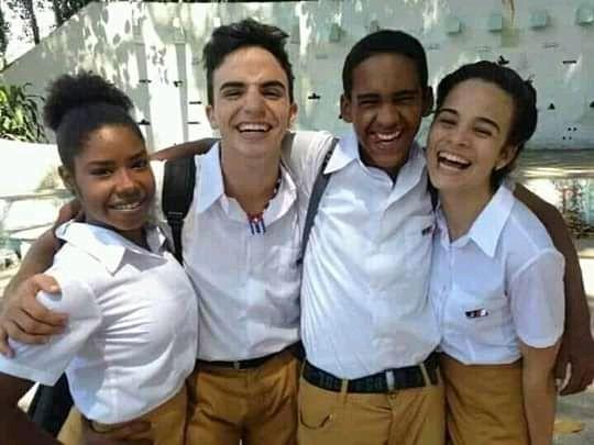 Sheila, Saúl, el hermano de Sheila y Lía, personajes de la novela el rostro de los días