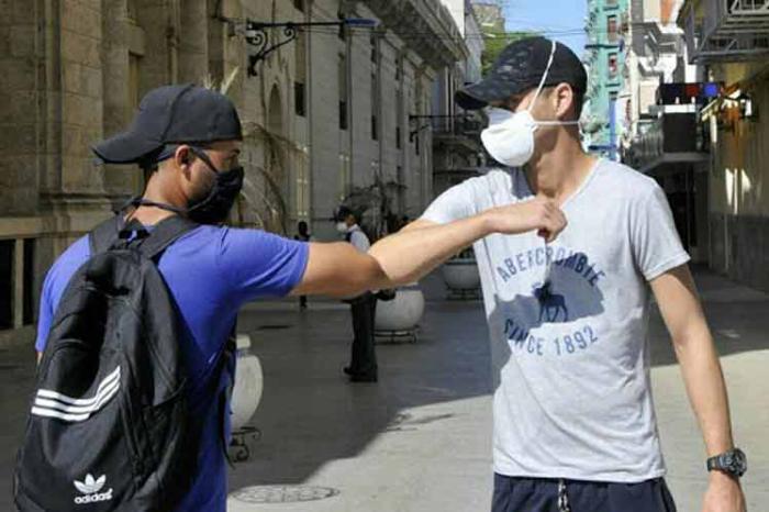 Saludo con el codo debe evitarse