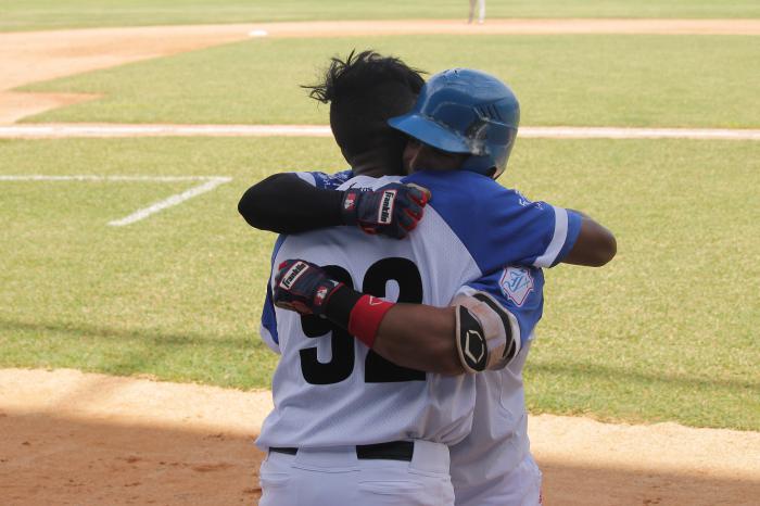 Dos jugadores de Industriales abrazándose