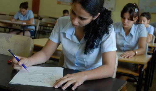 Estudiantes realizando pruebas de ingreso