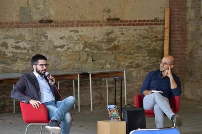 En la foto el autor Luca Calcagno (a la izquierda) con el asesor de Cultura de la Ciudad de Giaveno, Edoardo Favaron. 