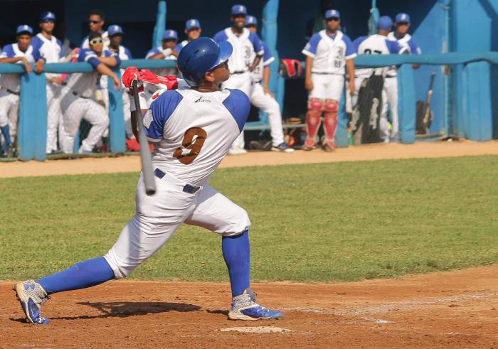 jugador de Industriales bateando