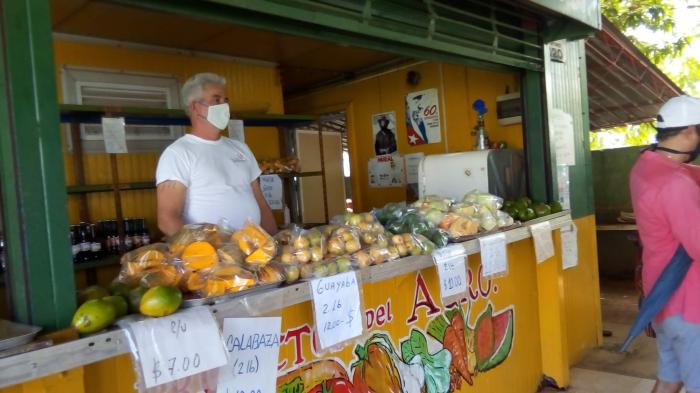 Punto de venta en 26 y 51, de la UBPC Camilo Cienfuegos, donde además de comercializar productos agrícolas los procesan y empaquetan