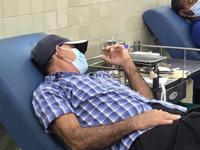 Persona donando sangre