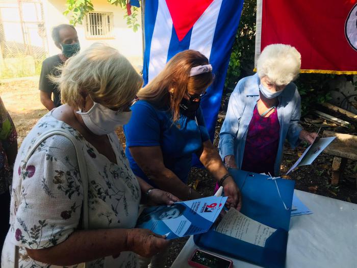 En cada casa habanera se desplegarán las consignas alegóricas a la fundación de los CDR