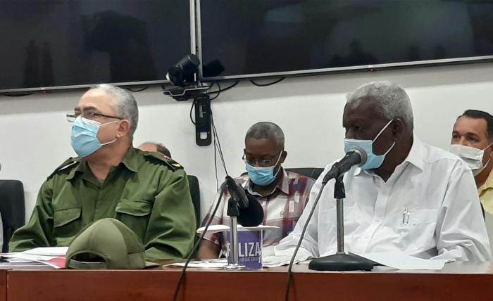 consejo de defensa provincial en presencia de Esteban Lazo