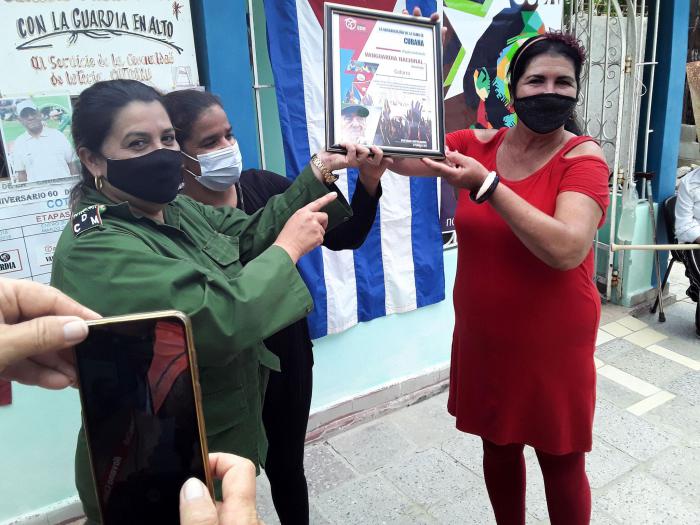 Entrega de Condición de Vanguardia Nacional a los CDR del municipio de Cotorro. Lo recibe María Mercedes Fleitas González, coordinadora municipal