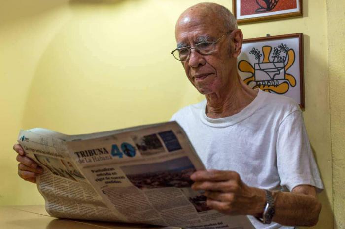 Adulto mayor lee Tribuna de La Habana