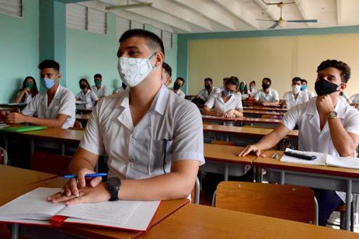 Estudiantes en un aula de la universidad de ciencias médicas