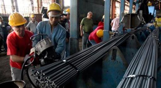 trabajadores de la empresa estatal cubana