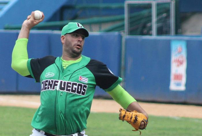 Jugador del equipo de Cienfuegos lanza la pelota