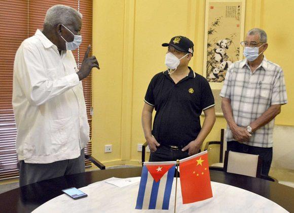 Esteban Lazo Hernández en el restaurante Beijing