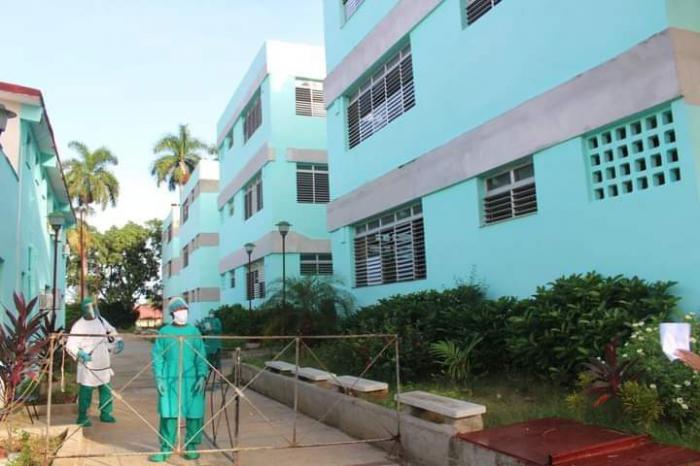 Edificios y personal del Centro de Aislamiento ubicado en la Residencia Estudiantil en la Avenida de los Ocujes