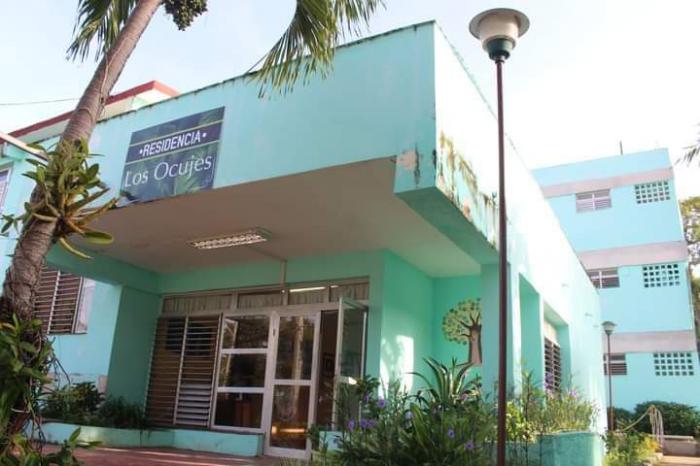 Edificio donde está la recepción del Centro de Aislamiento ubicado en la Residencia Estudiantil en la Avenida de los Ocujes