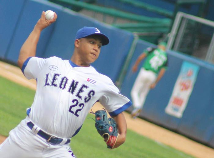 Brayan Chi, tirando la pelota