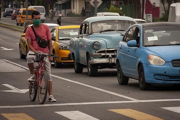 hombre en bicicleta por calle de la habana