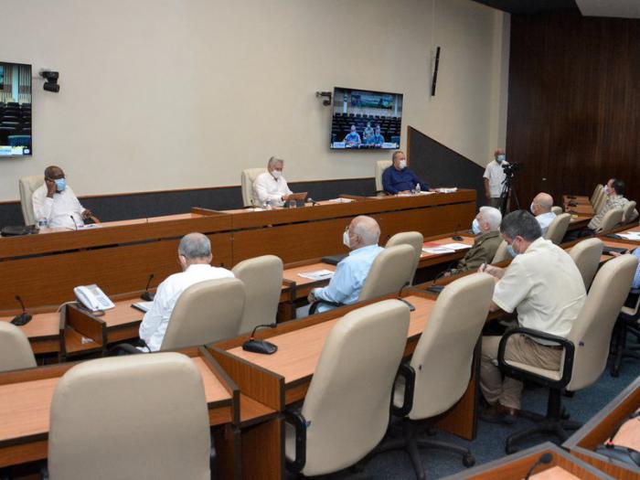 Presidencia y participantes en la reunión del grupo temporal de trabajo