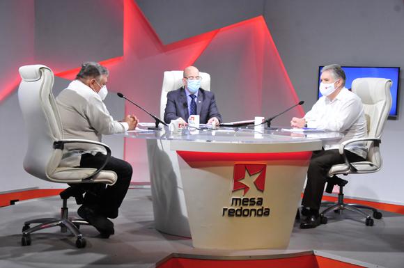 El vice primer ministro, Alejandro Gil Fernández, y el jefe de la Comisión de Implementación de los Lineamientos, Marino Murillo Jorge, aclaran dudas sobre el proceso de ordenamiento monetario y cambiario en Cuba. Foto: Roberto Garaicoa/Cubadebate.