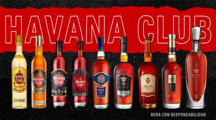 Variedad de botellas de bebidas de Habana Club