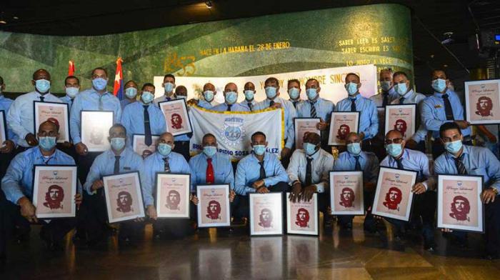 Reconocen a choferes de La Habana que evacuaron crucero británico