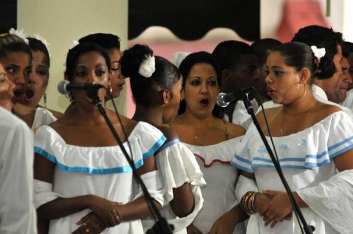 personas cantando, Academia de Canto Mariana de Gonitch