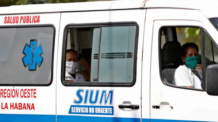  Dos trabajadoras de la salud son vistas al interior de una ambulancia del Sistema Integrado de Urgencias Médicas (SIUM),