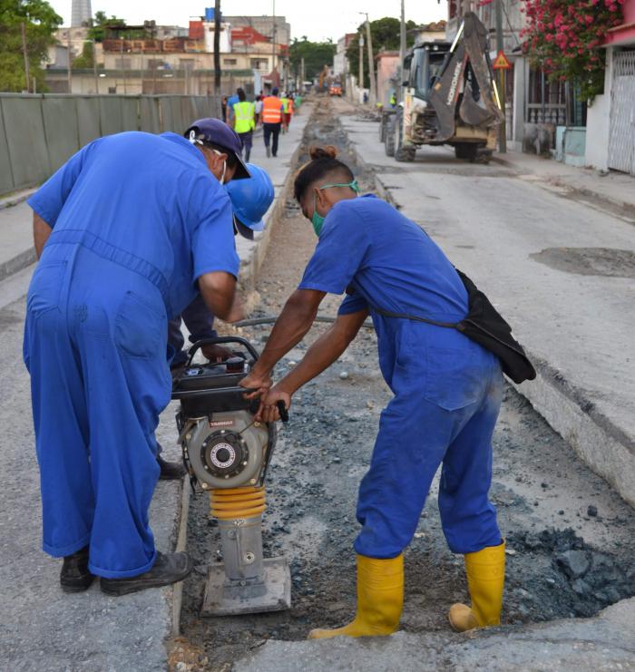 Trabajadores en labores de romper calles para trabajos hidráulicos