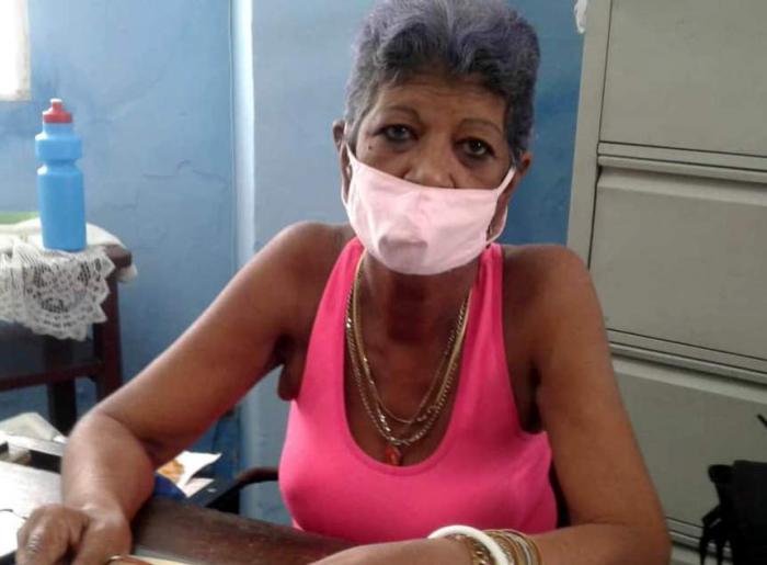 María del Carmen García Pérez, directora de la escuela Primaria Reiner Páez, del municipio de Cerro, perosna con nasobuco
