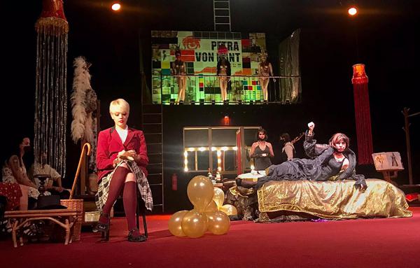 Teatro El Público presenta la obra Las amargas lágrimas de Petra von Kant, bajo la dirección de Carlos Díaz 