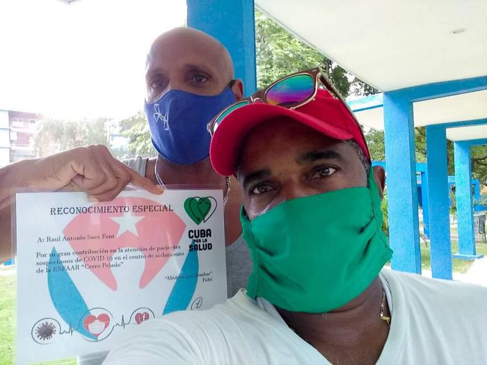 Raúl Antonio Sáez Font (izquierda) e Iván Castellanos Acosta, trabajadores de la Dirección Municipal de Deportes del Cerro
