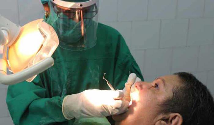 Estomatólogo atendiendo a paciente