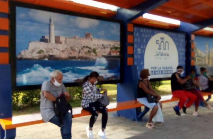 Parada de ómnibus, transporte, habana, personas esperando la guagua con nasobucos puestos