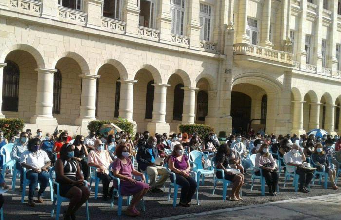 Participantes en el Acto de Graduación de la Universidad de Ciencias Pedagógicas Enrique José Varona, en el Museo de la Revolución