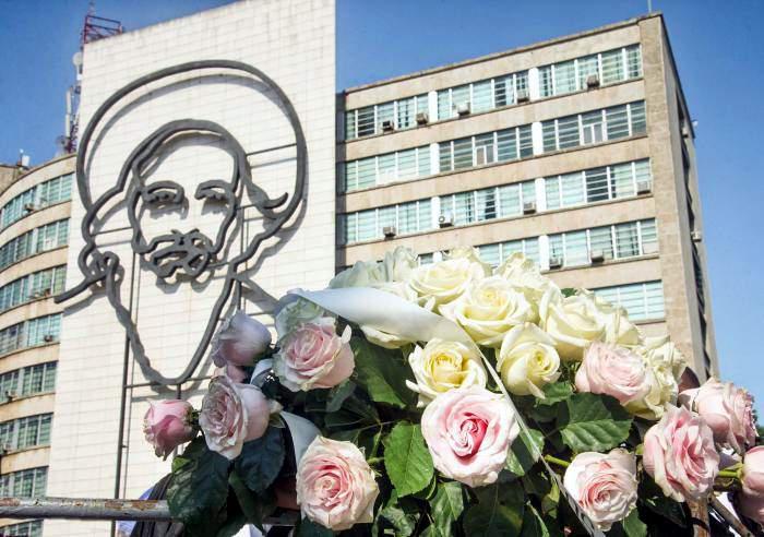 Camilo Cienfuegos-homenaje-flores