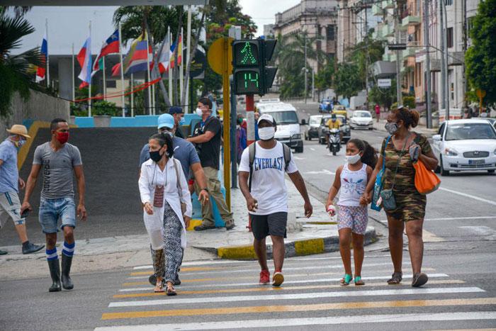 Habaneros caminan por las calles con nasobucos