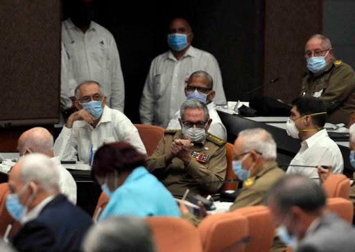 Raúl Castro junto a diputados de la Asamblea Nacional del Poder Popular en reunión en el Palacio de las Convenciones
