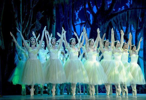 Bailarinas del Ballet Nacional de Cuba en el escenario