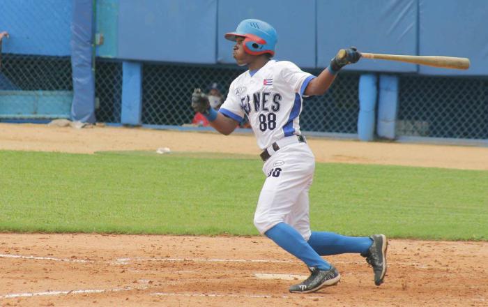 Joasán Guillén, jugador de Industriales, bateando