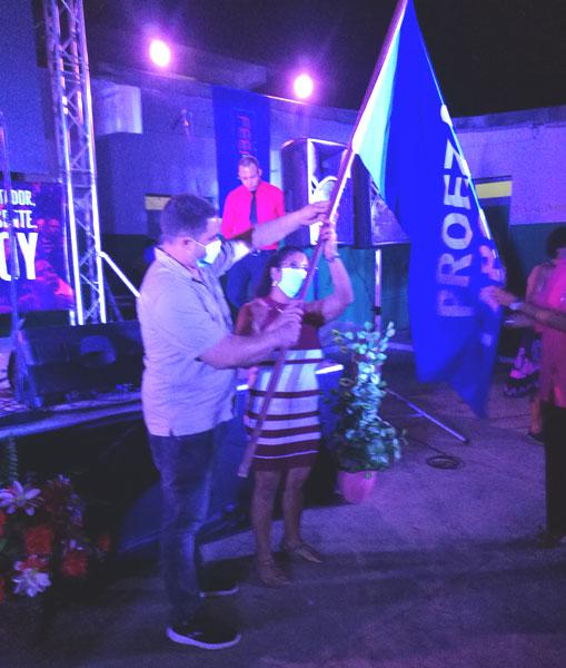 Bandera de Proeza Laboral a Villa de Educadores de San Miguel del Padrón por labor de enfrentamiento a la COVID-19
