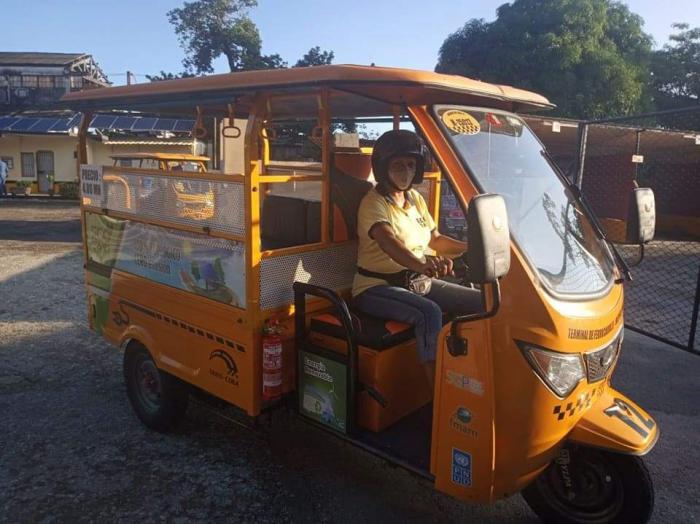 Un Ecotaxi con la chofer montada
