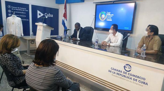 Personas en jornada de promoción de productos y servicios exportables cubanos