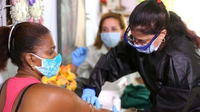 Persona que le toman muestra de sangre 