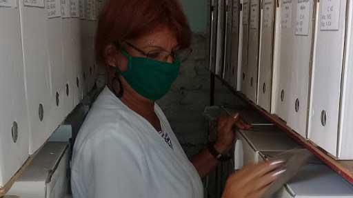 Trabajadora en archivo