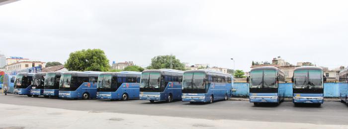 Patio de la Terminal de Omnibus Nacionales con varios ómnibus parqueados