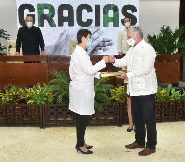 Encuentro de Díaz-Canel con médicos que prestaron colaboración en México