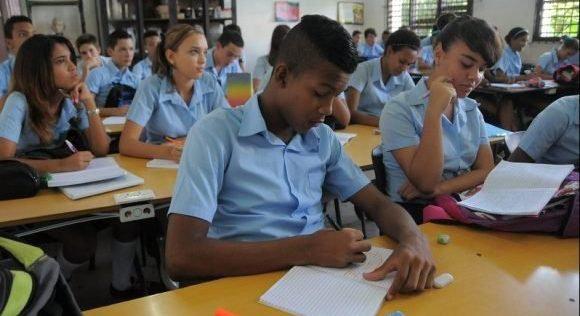 Estudiantes de preuniversitario en un aula haciendo un examen