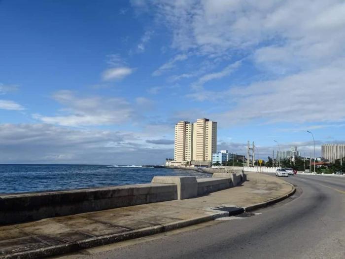 La Habana después de la tormenta Eta retoma su cielo azul, imagen del malecón habanero con edificios al fondo