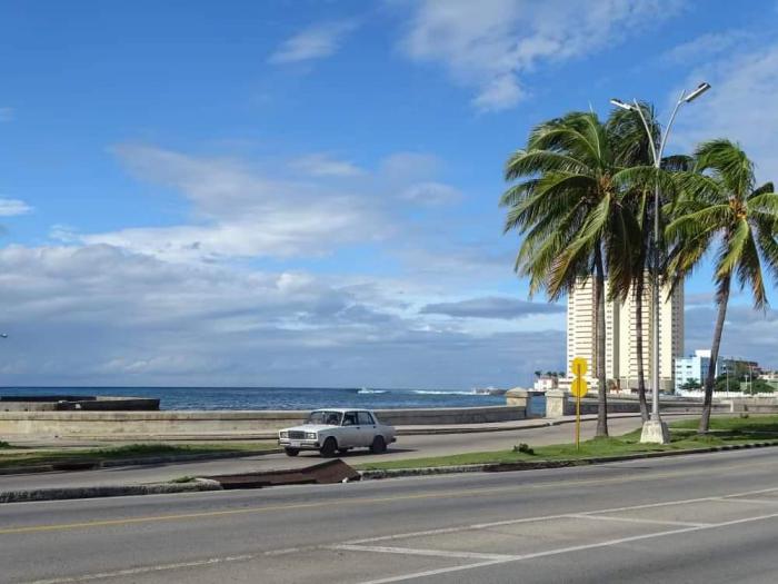 Vista del malecón habanero después de la tormenta Eta, 9 de noviembre a las 3 de la tarde