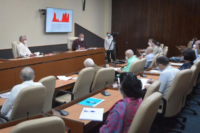 Presidencia y participantes en la reunión del grupo temporal de trabajo